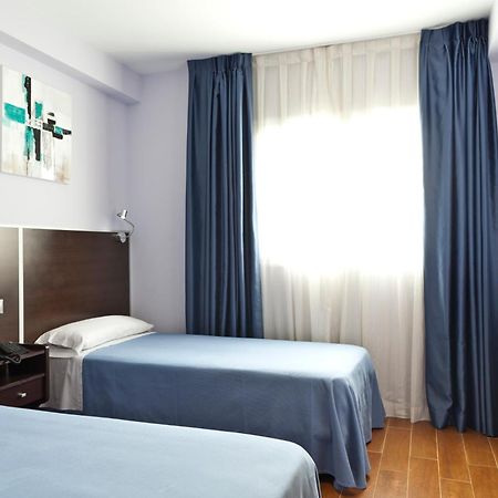 Hostal Avenida Barajas Madrid Buitenkant foto
