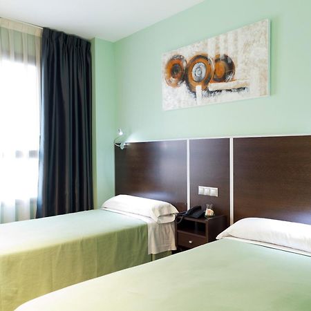 Hostal Avenida Barajas Madrid Buitenkant foto