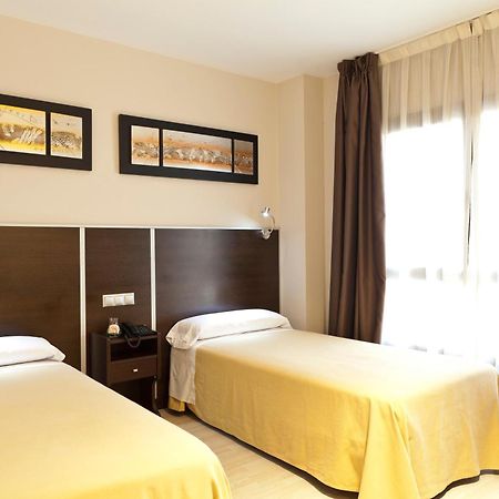 Hostal Avenida Barajas Madrid Buitenkant foto