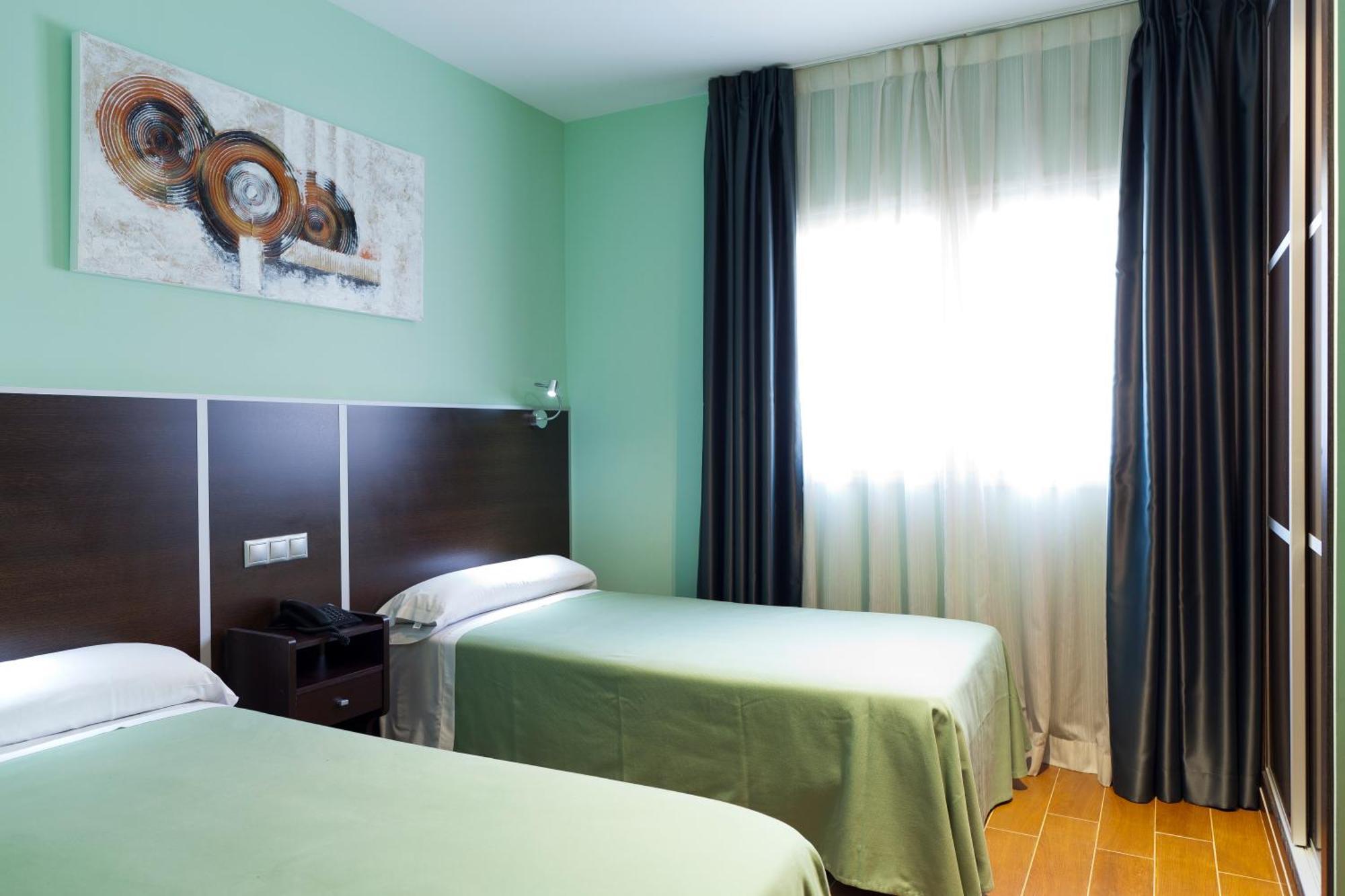 Hostal Avenida Barajas Madrid Buitenkant foto