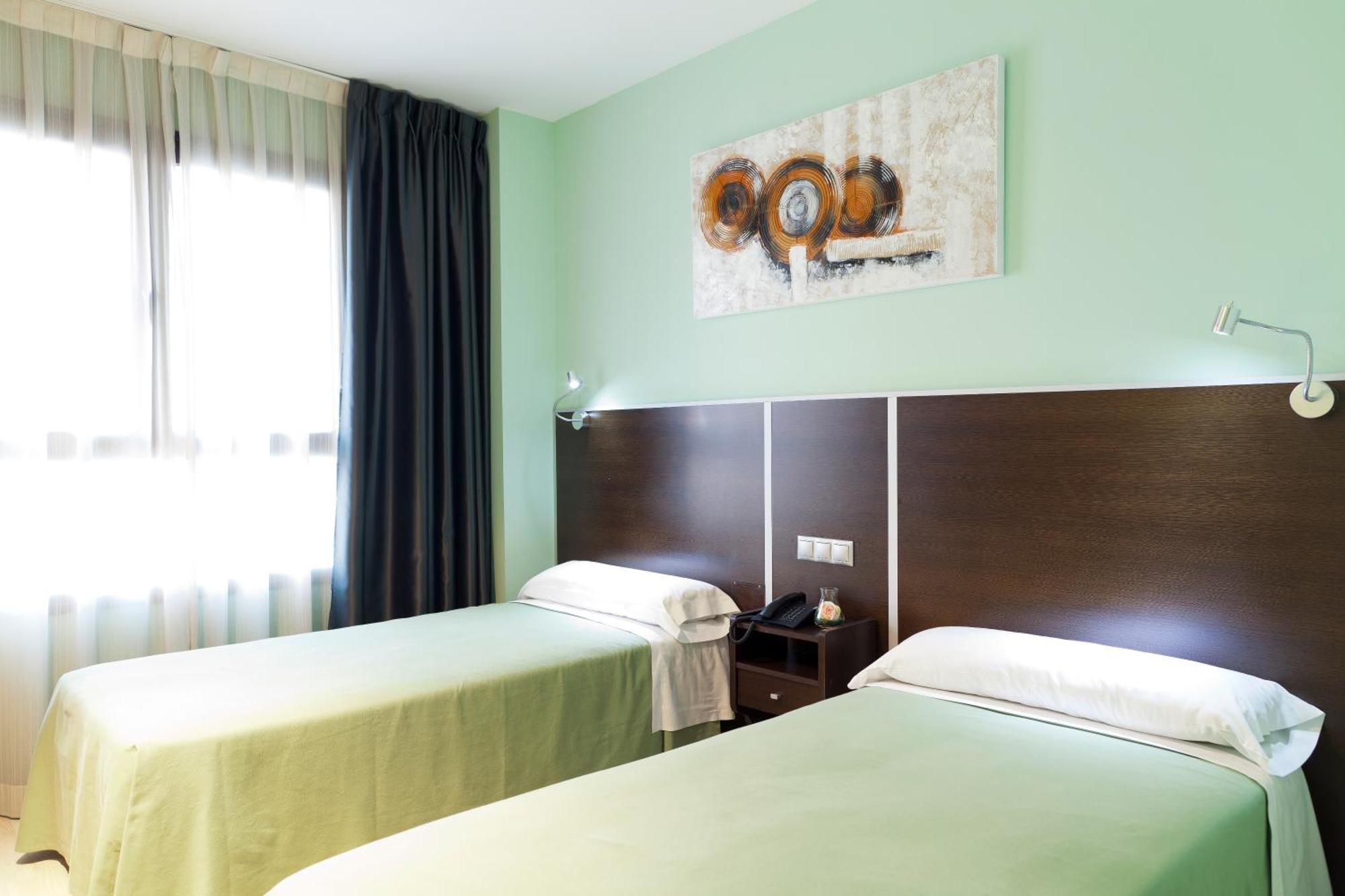 Hostal Avenida Barajas Madrid Buitenkant foto
