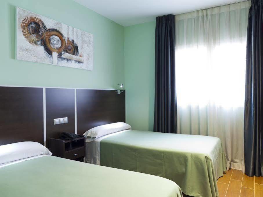 Hostal Avenida Barajas Madrid Buitenkant foto