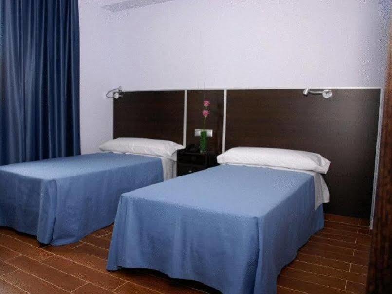 Hostal Avenida Barajas Madrid Buitenkant foto