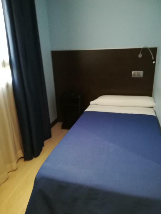 Hostal Avenida Barajas Madrid Buitenkant foto